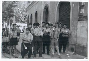 EIF D ORANIE 66 jacquie au centre avec son assiete (scout)